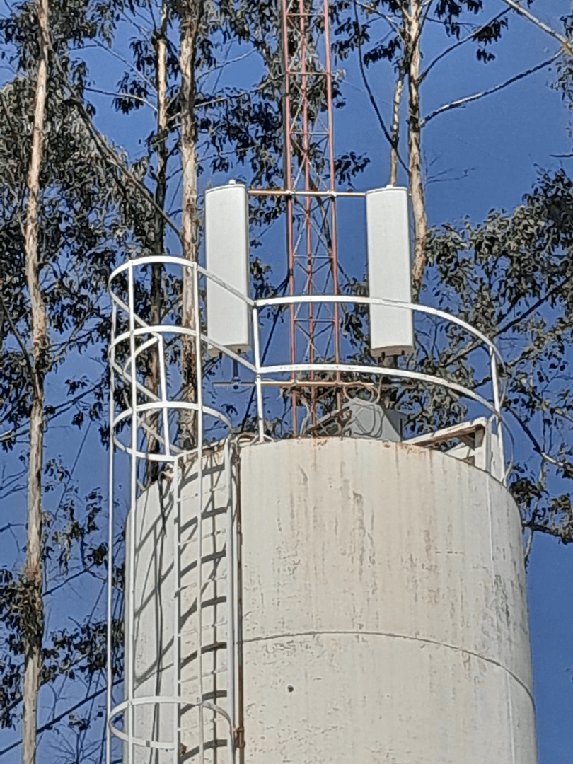 Torre de antenas com equipamento AgroNet-LTE/IoT instalado para rede privativa 4G com suporte IoT no campo
