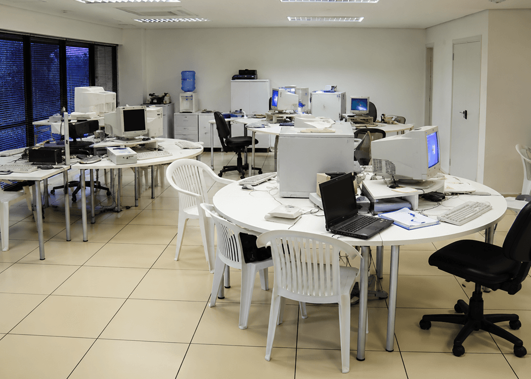 Interior do escritório da Innovatech Telecom com equipamentos de telecomunicações