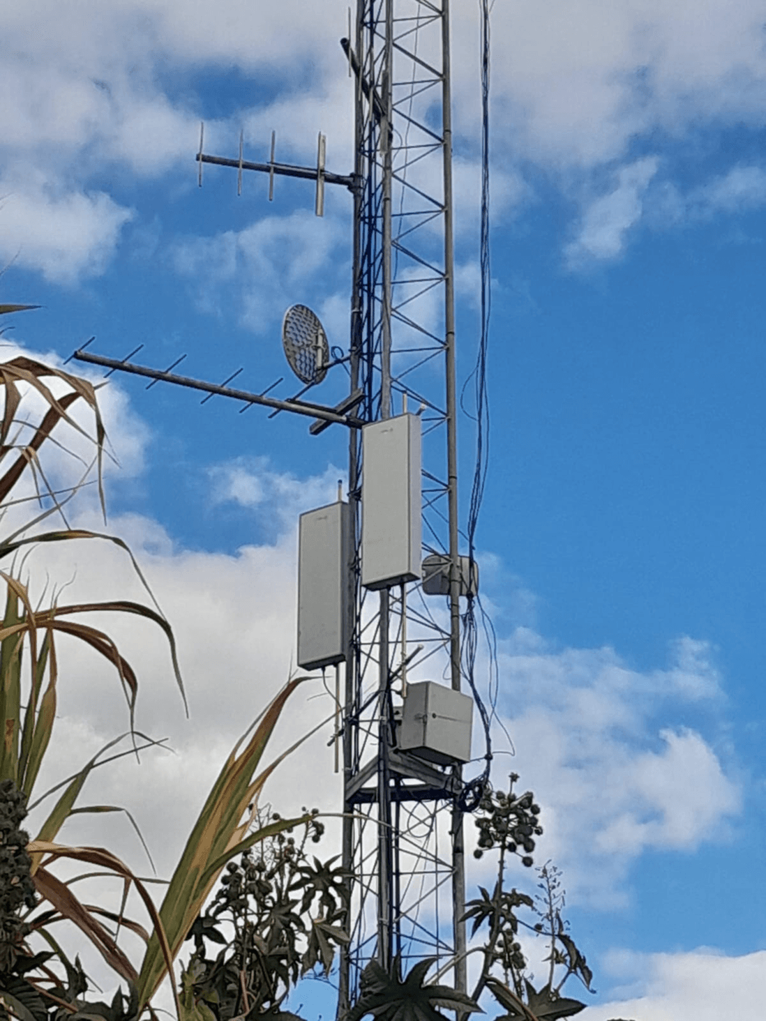 Torre de antenas com o equipamento uRede-LTE (4G-Agro) instalado para cobertura de rede privativa 4G no campo